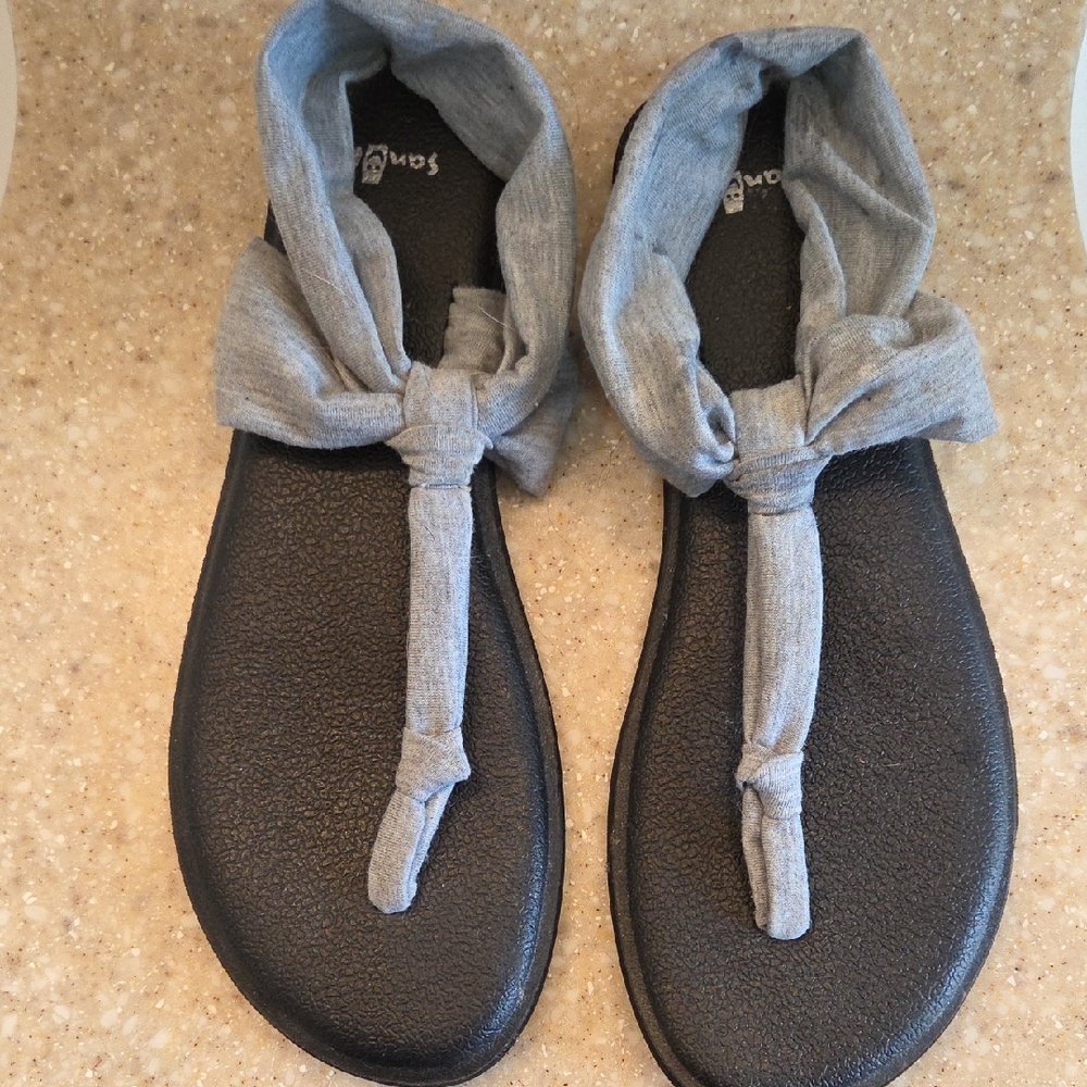 Sanuk Gray Sandals Minimalist Design